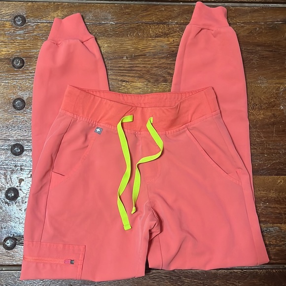 FIGS Zamora joggers 🥰 - Picture 3 of 5